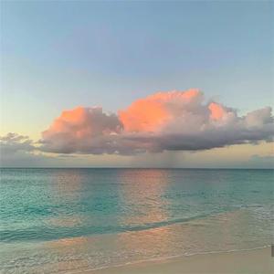 摸着小表妺的小屁股坐下
