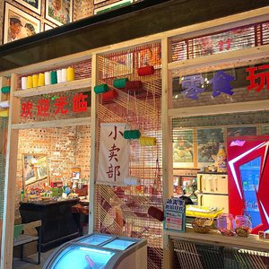 摸着小表妺的小屁股坐下
