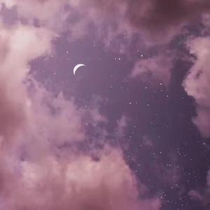 摸着小表妺的小屁股坐下
